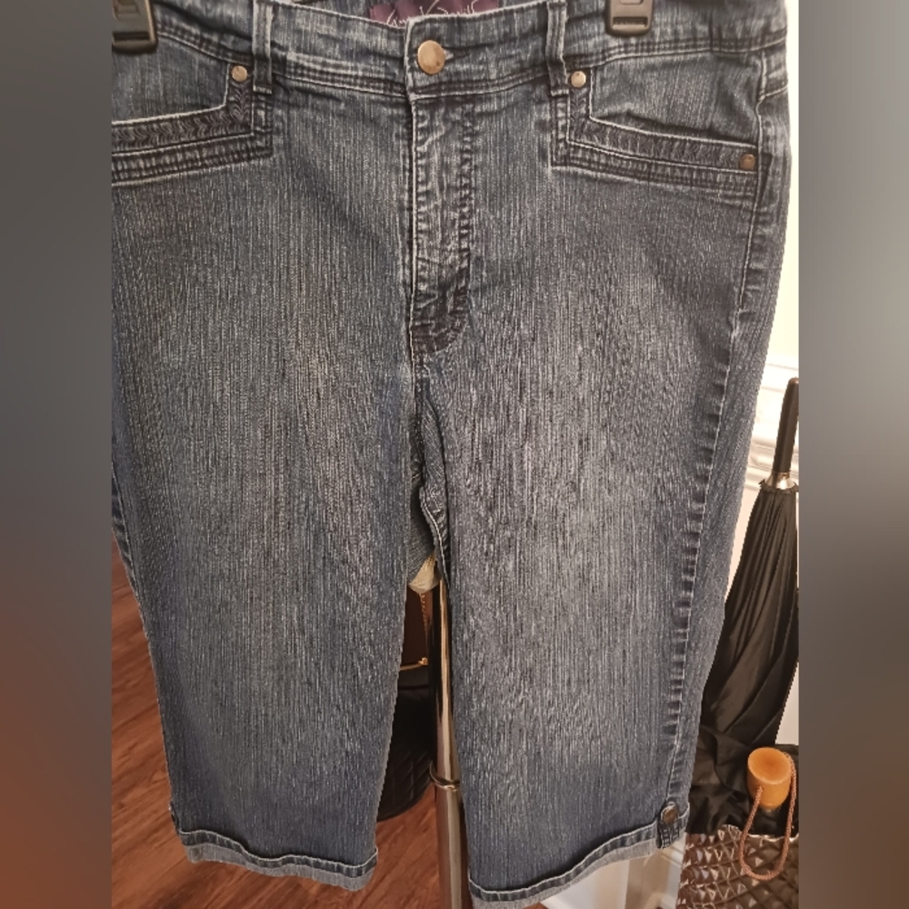 1 of 2 Gloria Vanderbilt Mid-rise Bermuda Short